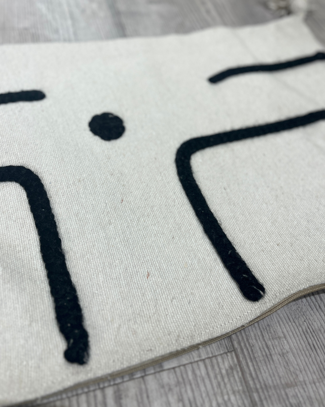 Beige 'doodle' putetrekk med sort motiv