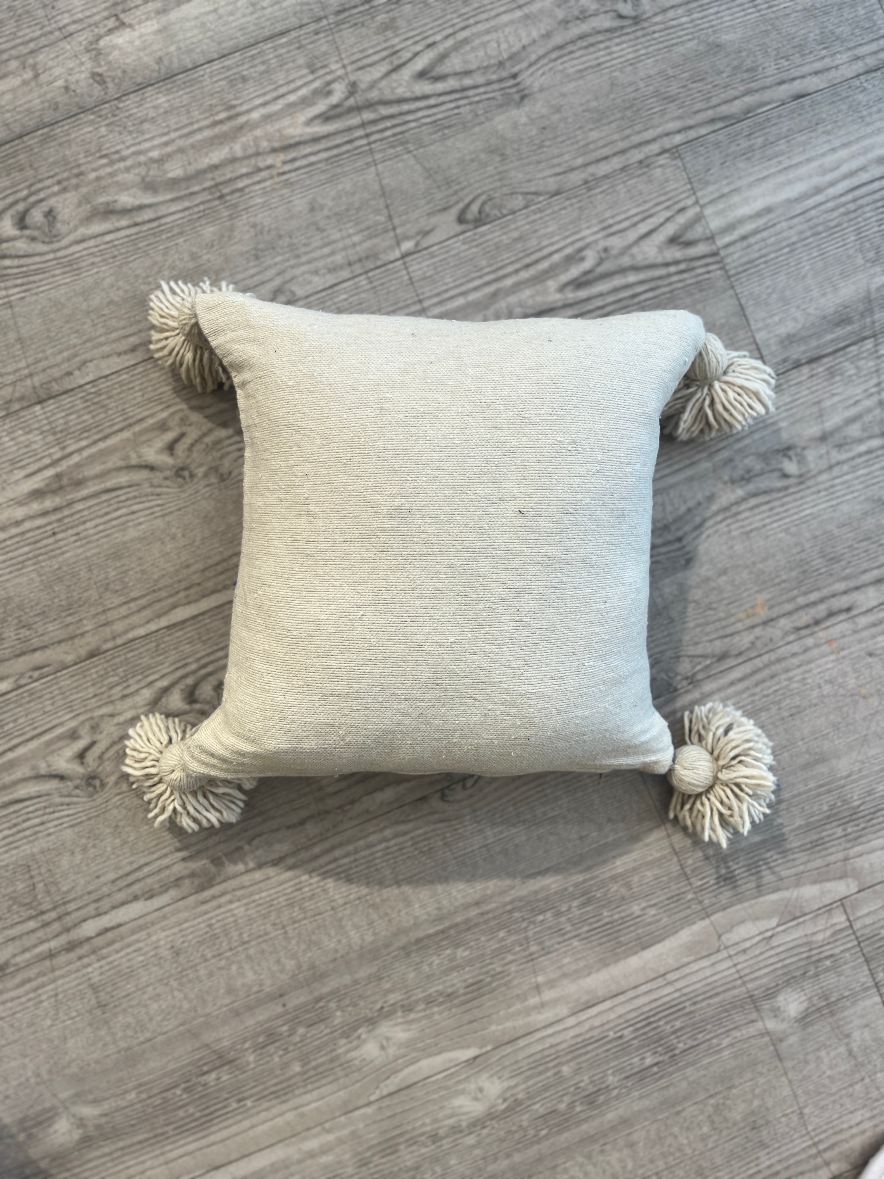 Beige putetrekk med dusker