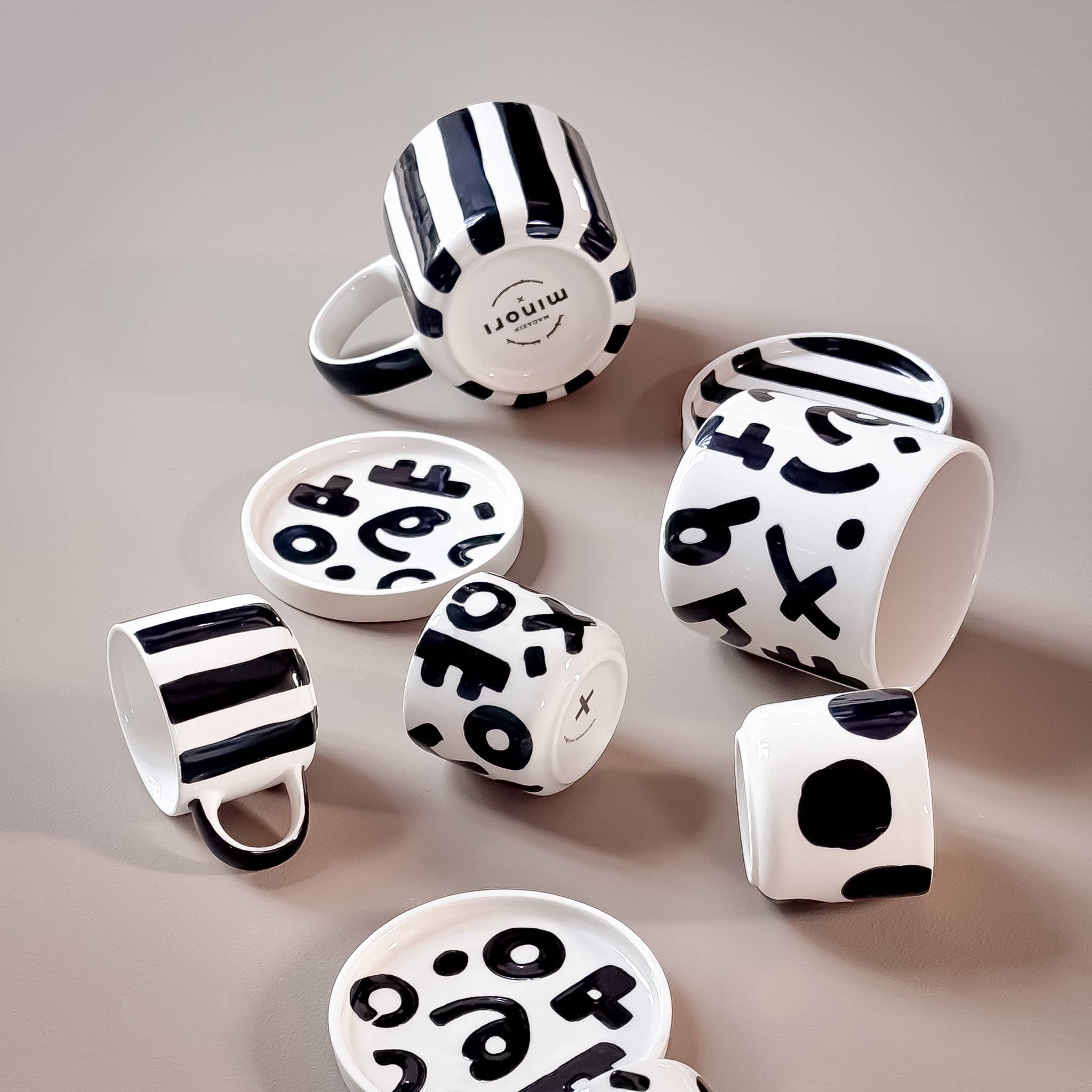 Krus med sorte striper