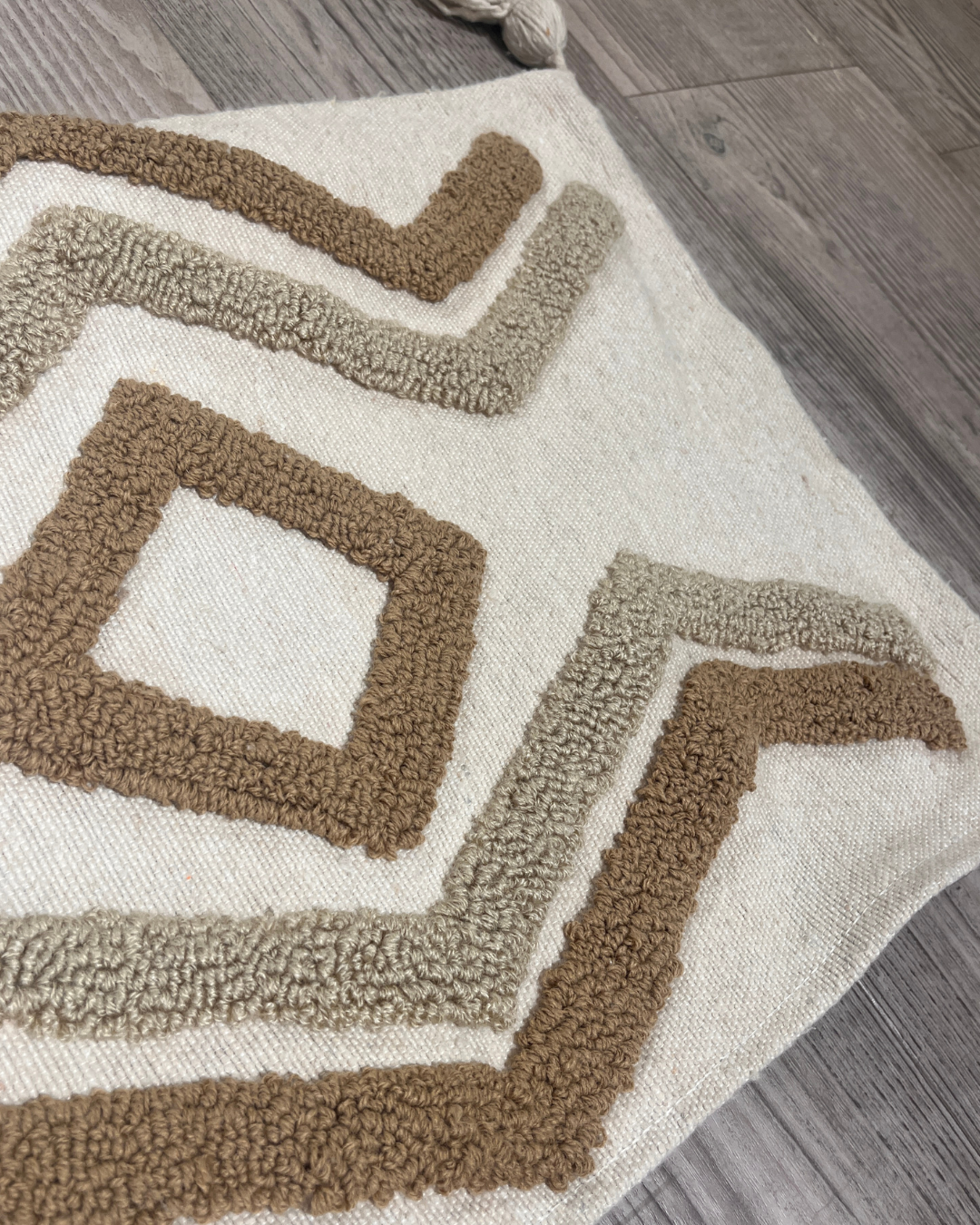 Beige putetrekk med geometrisk motiv