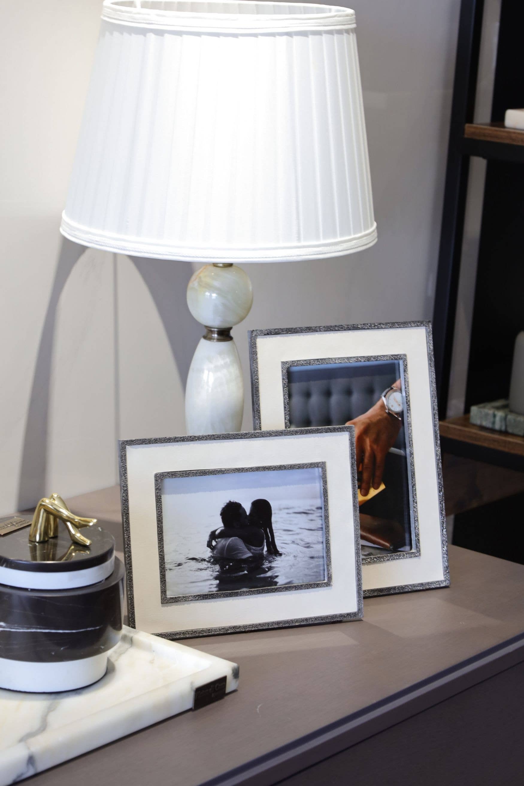 Grå metall bilderamme