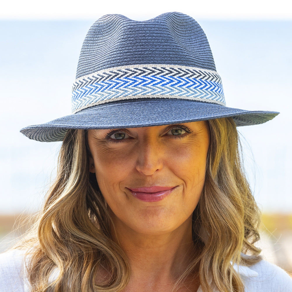 Navy hatt med fargebånd