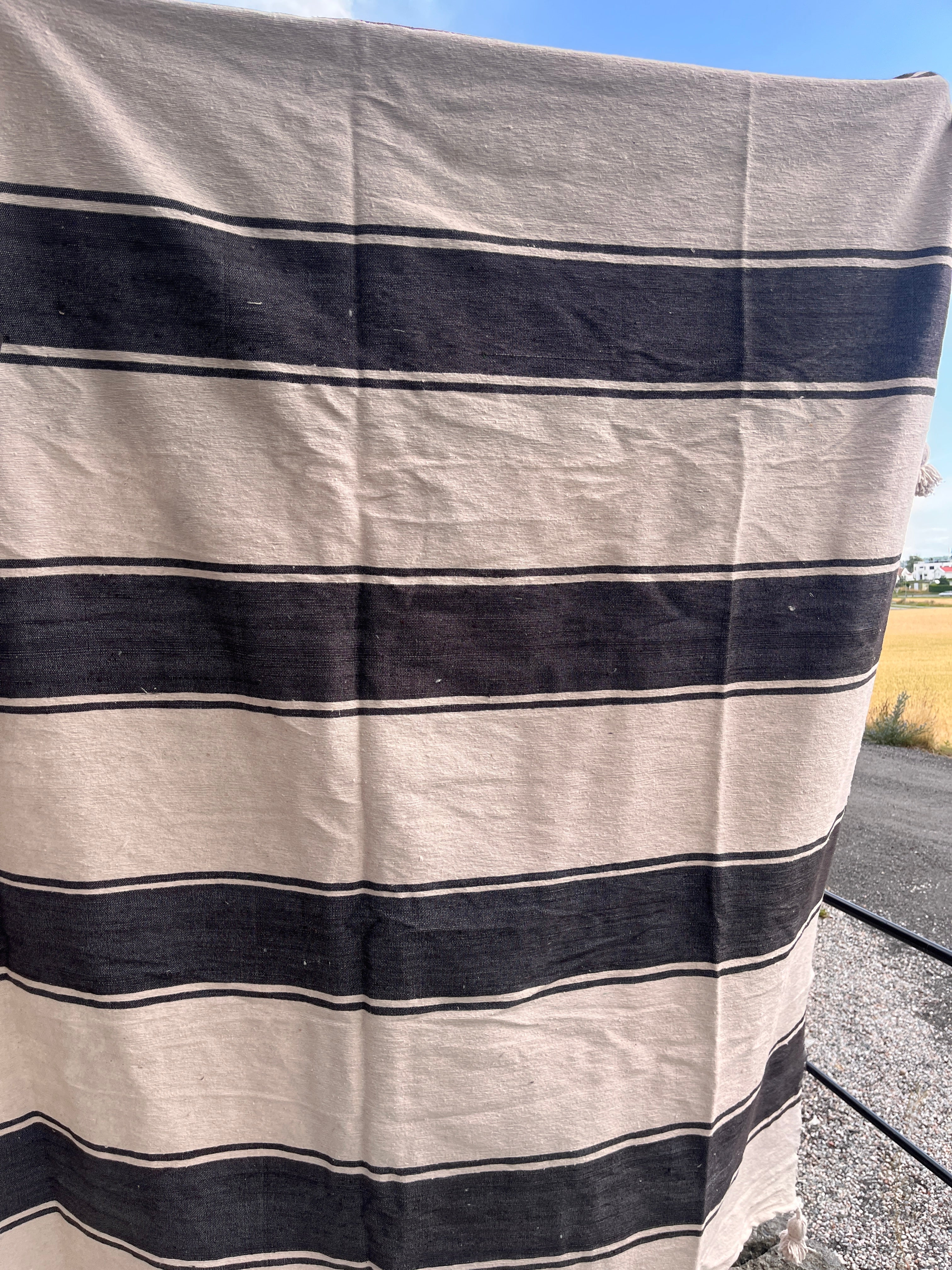 Natur og grå ullteppe/sengeteppe