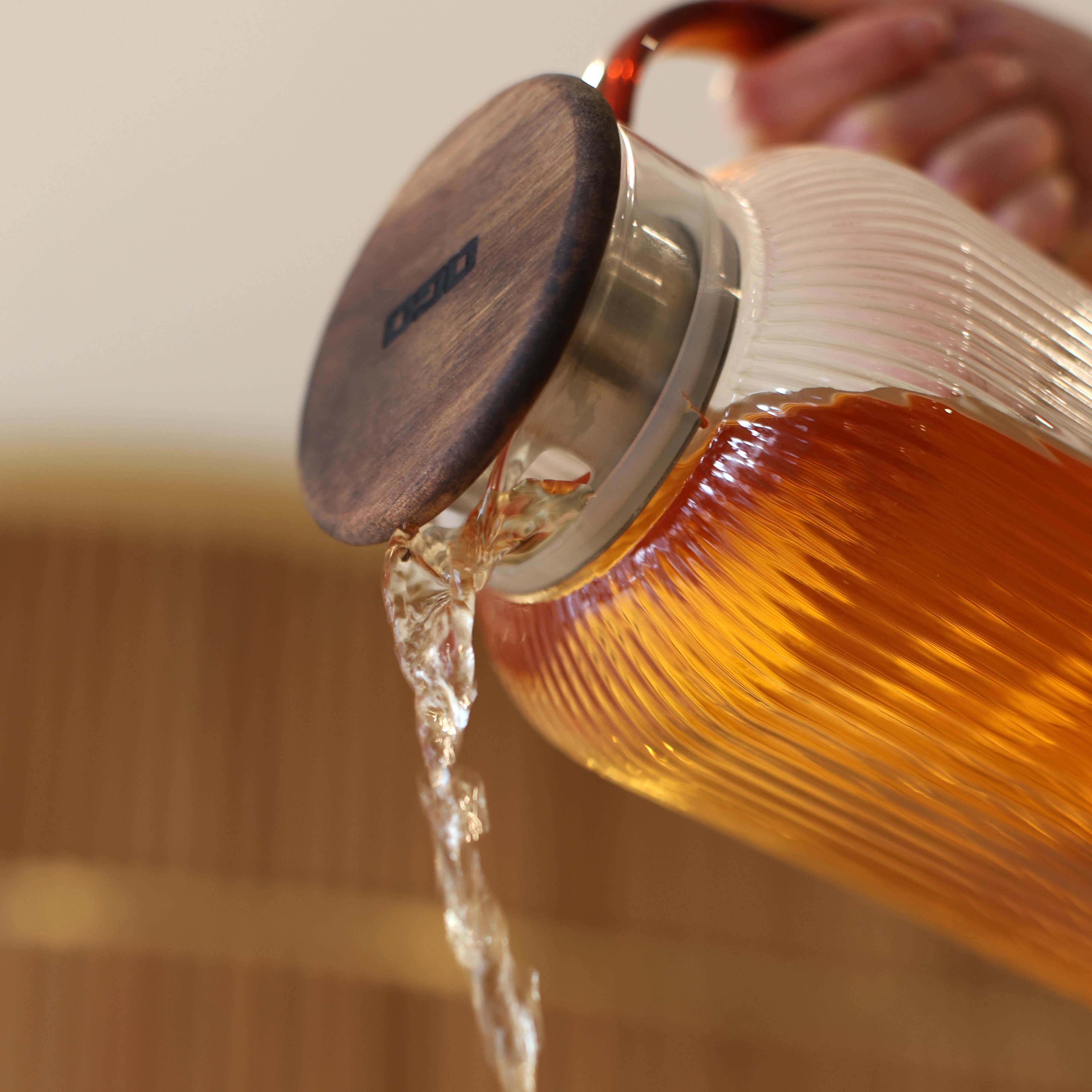 Glass karaffel med amber-farget håndtak