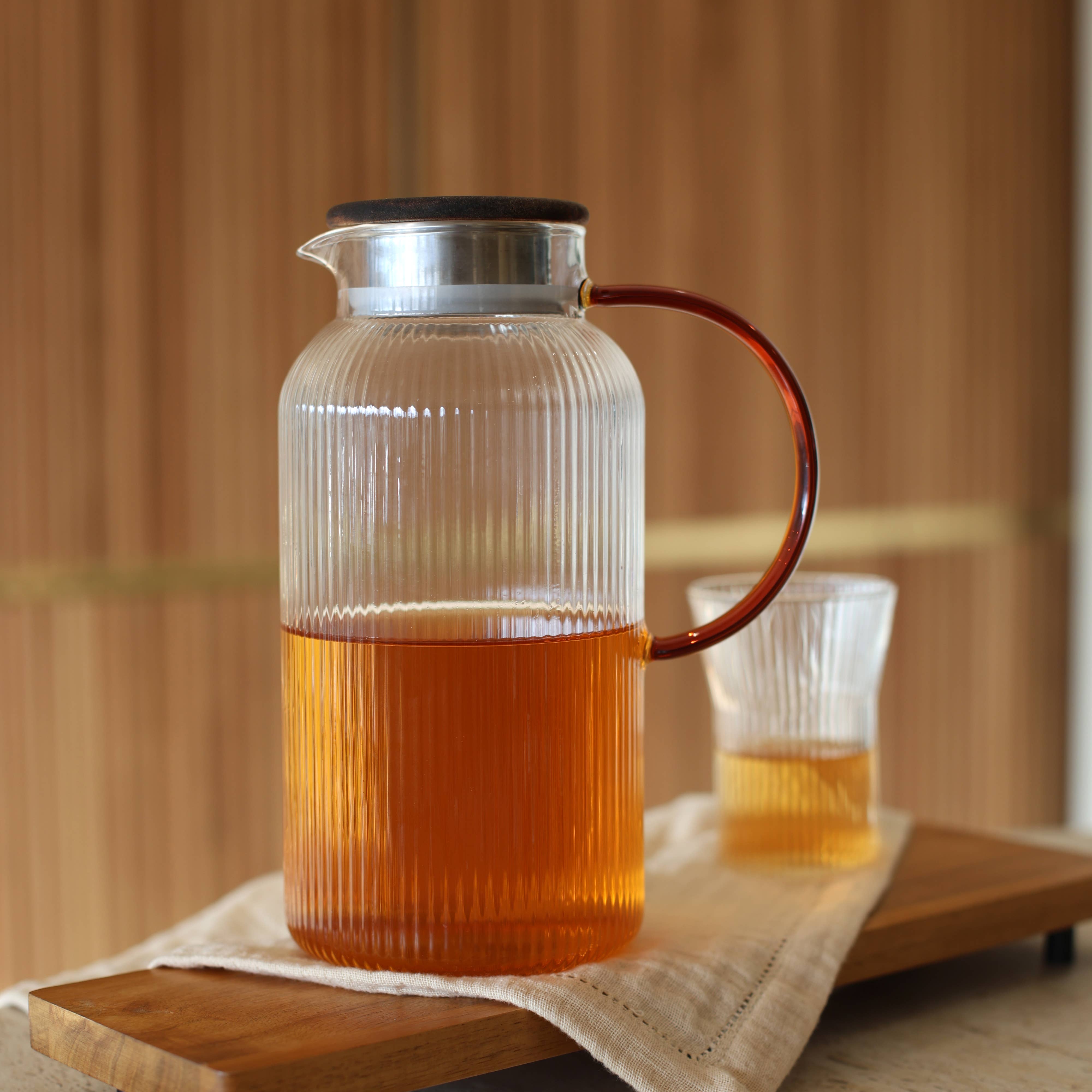 Glass karaffel med amber-farget håndtak