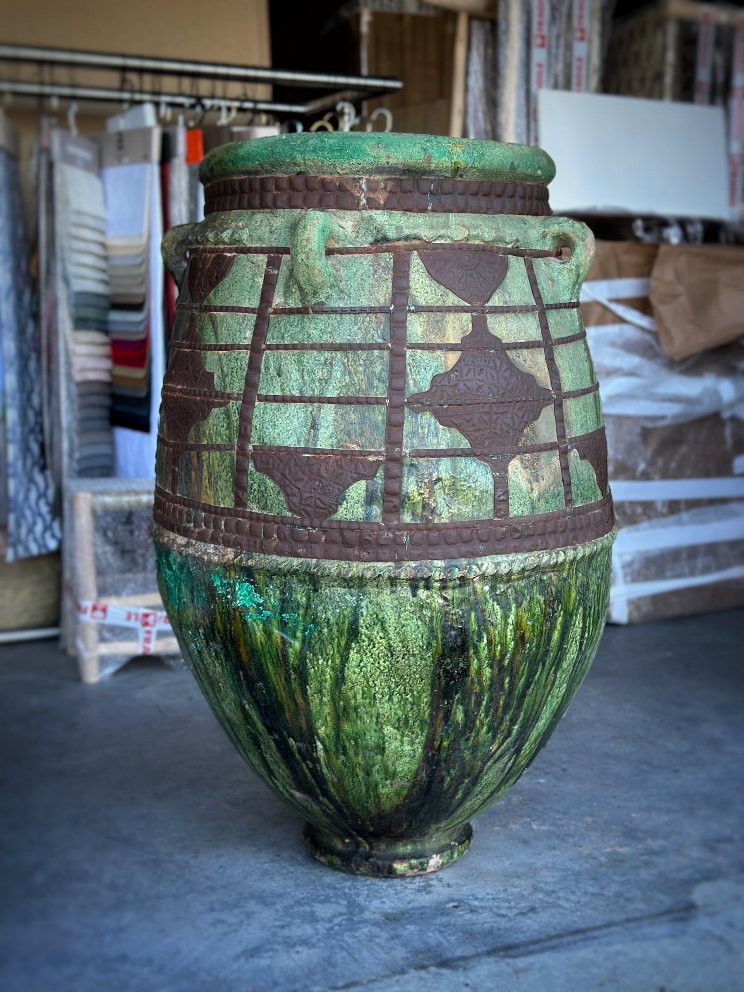 Vintage marokkansk urne med metalldetaljer