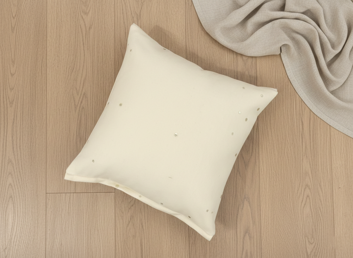 Hvitt putetrekk med sølvdekor