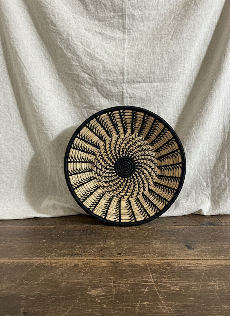 Flettet kurvbrett med sorte detaljer