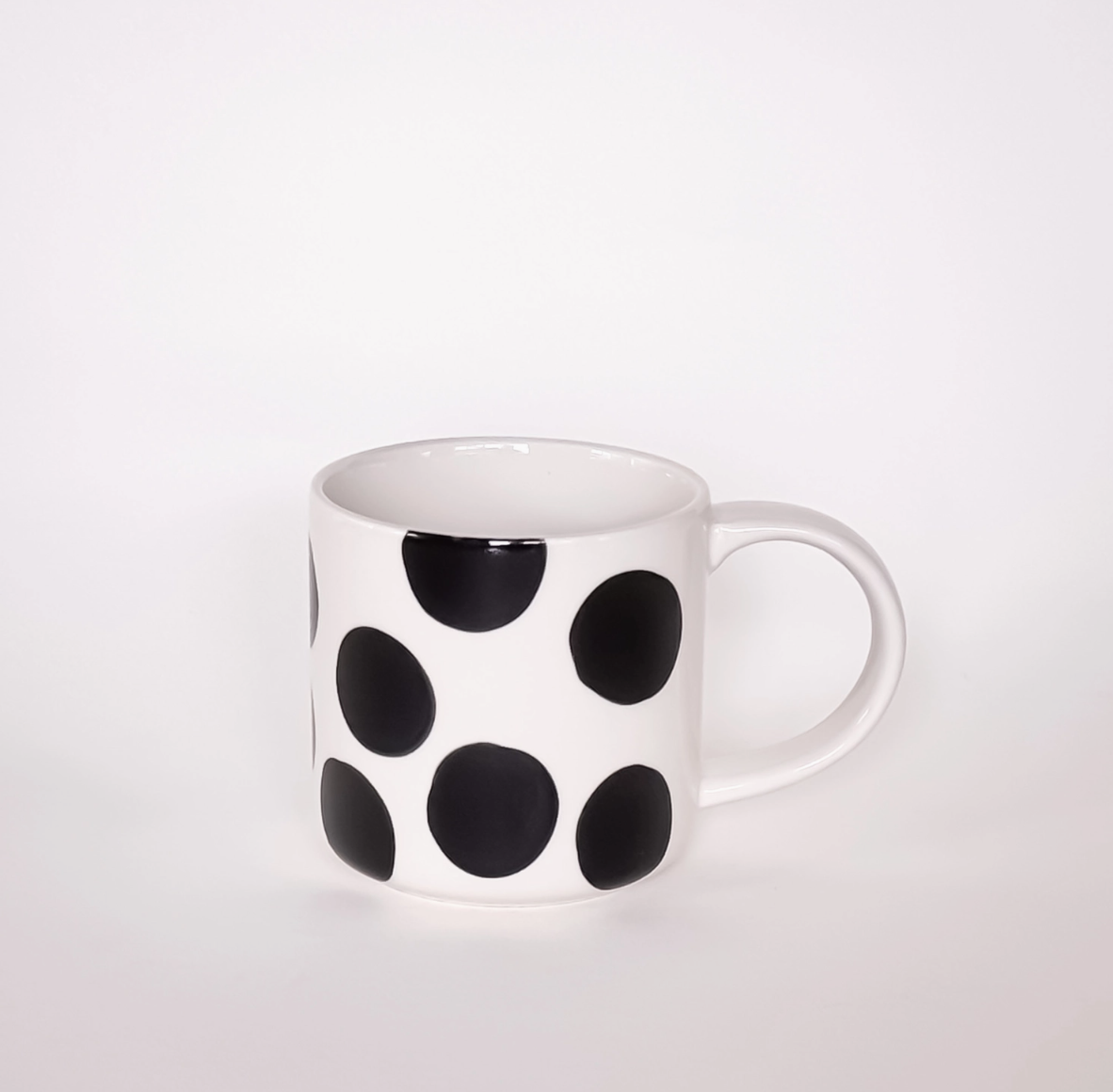 Krus med sorte sirkler