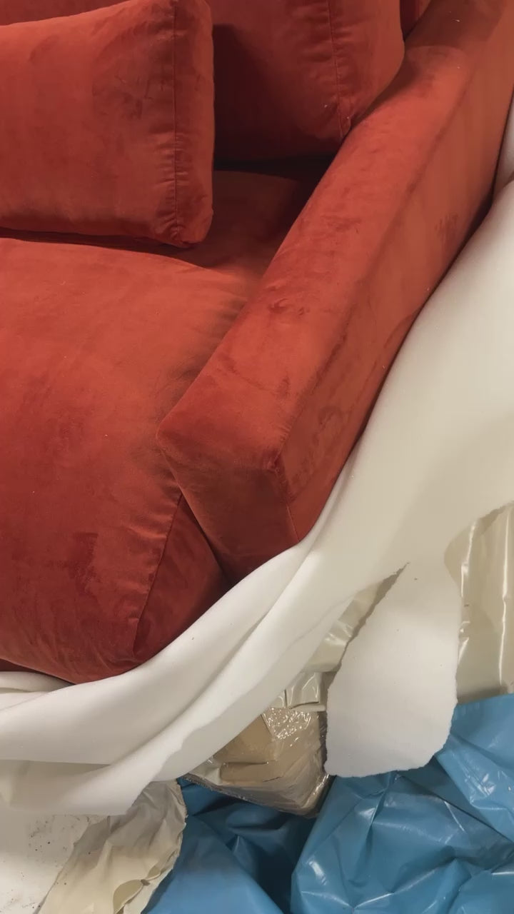 Last inn video: Helsinki sofa i rød velur - utstillingsmodell