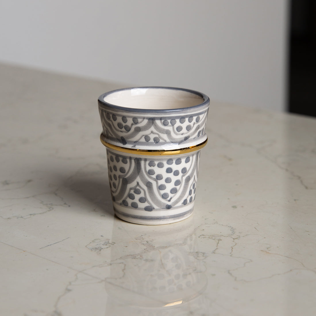 Espresso kopp med gull og grått mønster