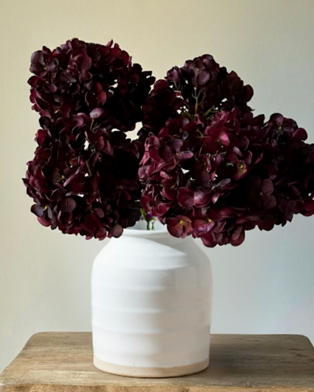Rustikk hvit vase med natur farget bunn
