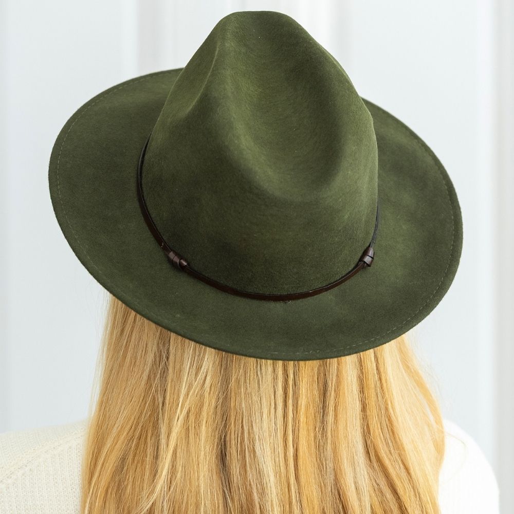 Grønn felt hatt med skinn stropp