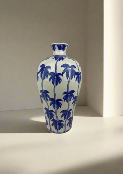 Hvit vase med blå palmer