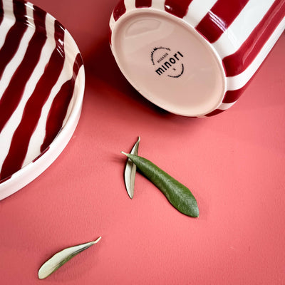 Rød stripete tallerken