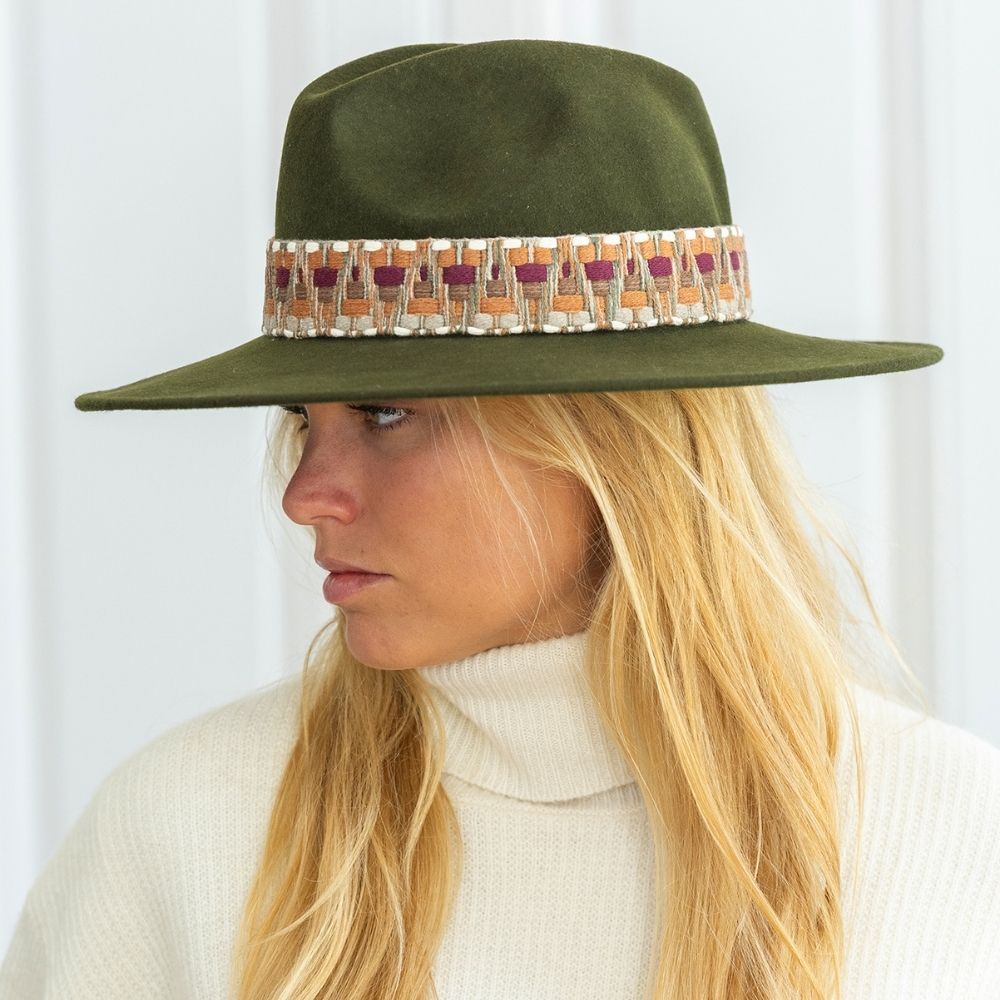 Grønn felt hatt med bånd