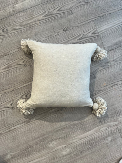 Beige putetrekk med dusker