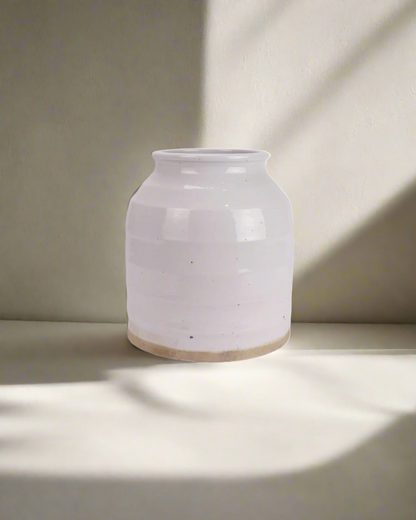 Rustikk hvit vase med natur farget bunn