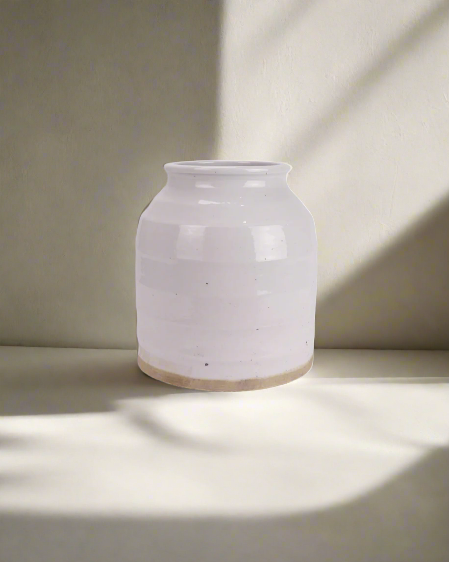 Rustikk hvit vase med natur farget bunn