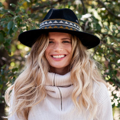 Sort felt hatt med bånd