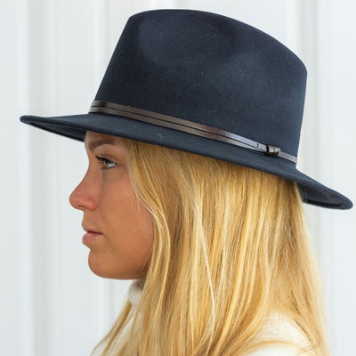 Navy felt hatt med skinn stropp
