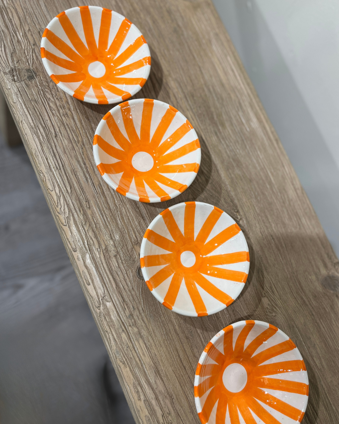 Håndlagde skåler med oransje striper