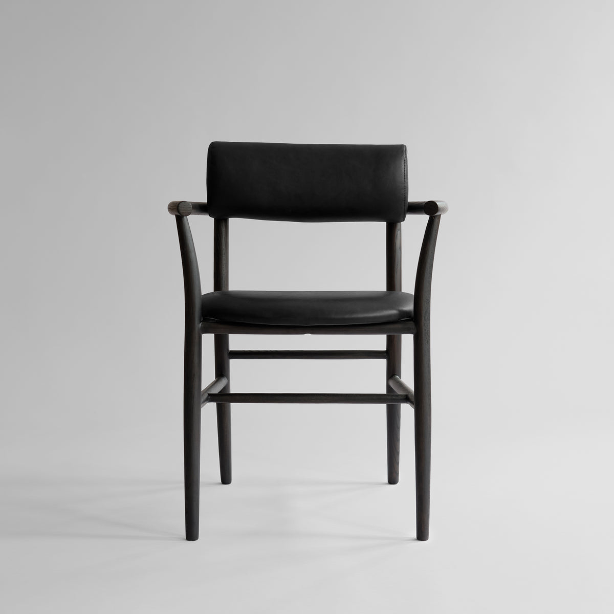 Spisebordstol - Nama Med Armlener