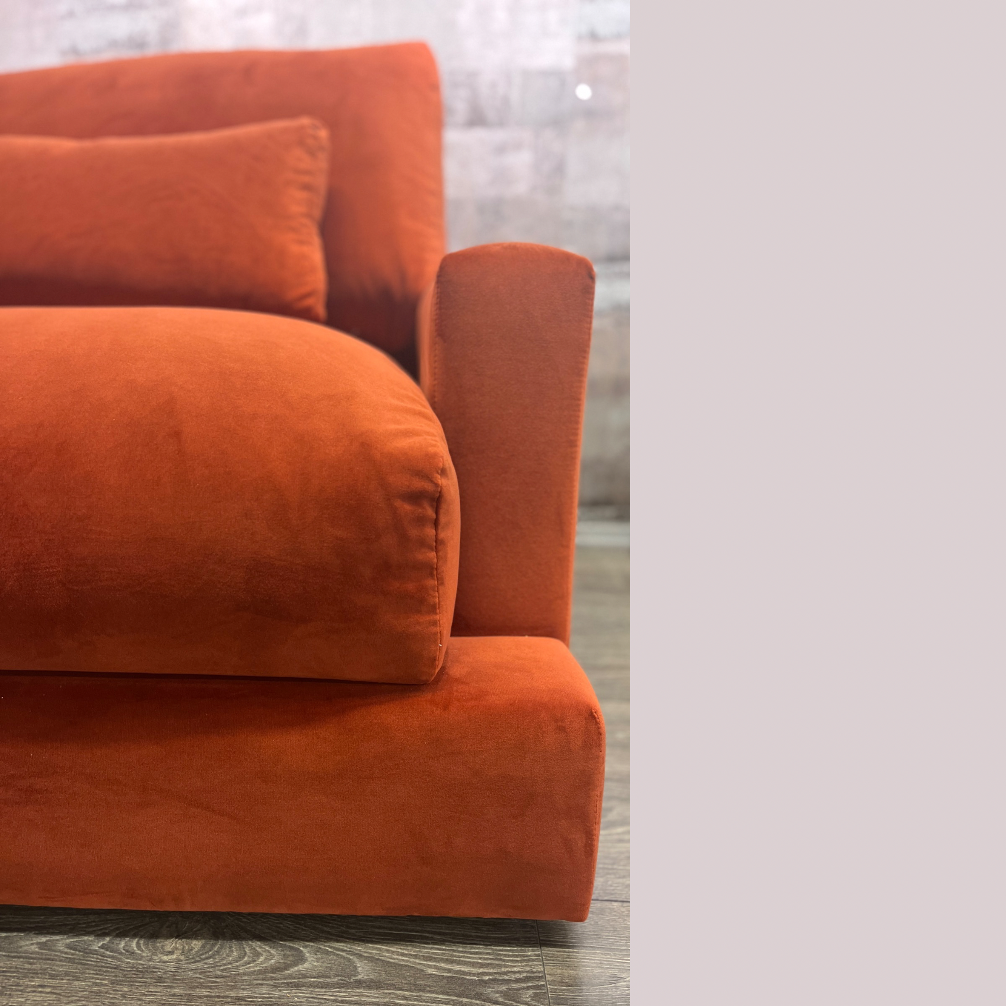 Helsinki sofa i rød velur - utstillingsmodell