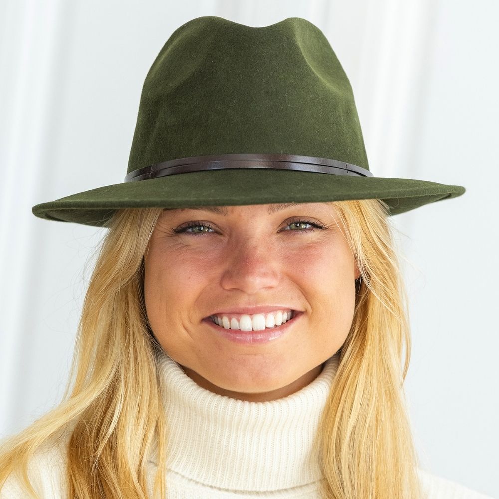 Grønn felt hatt med skinn stropp