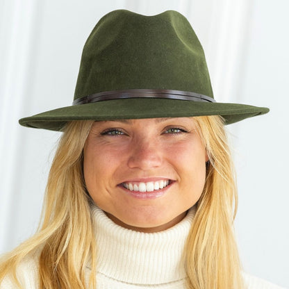 Grønn felt hatt med skinn stropp