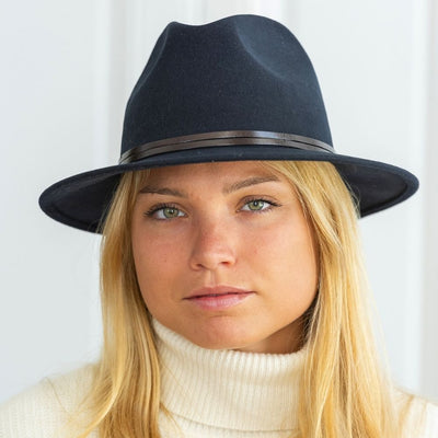 Navy felt hatt med skinn stropp