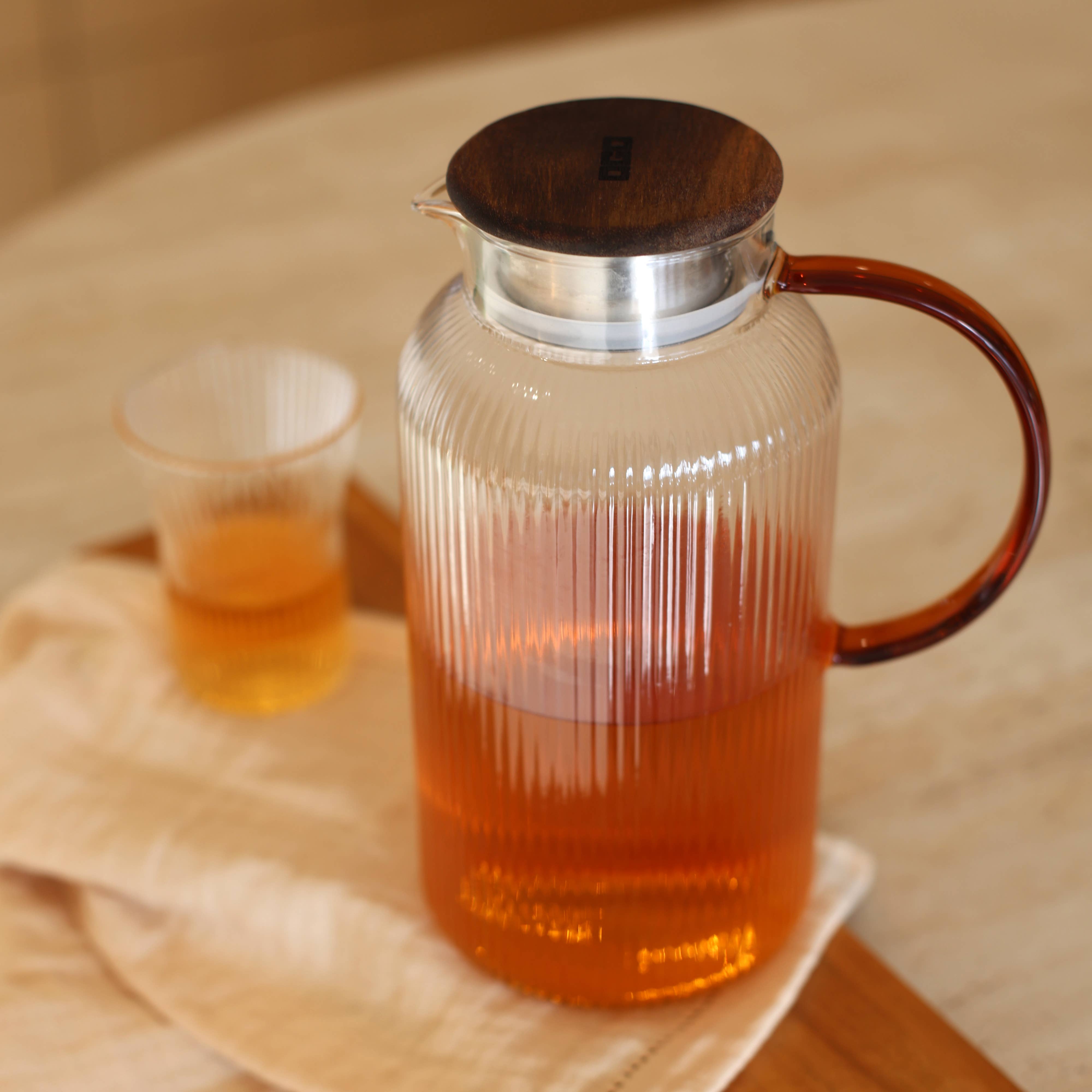 Glass karaffel med amber-farget håndtak