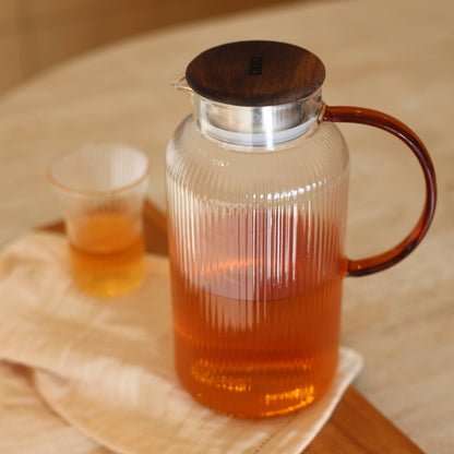 Glass karaffel med amber-farget håndtak