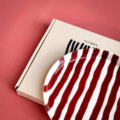 Rød stripete tallerken