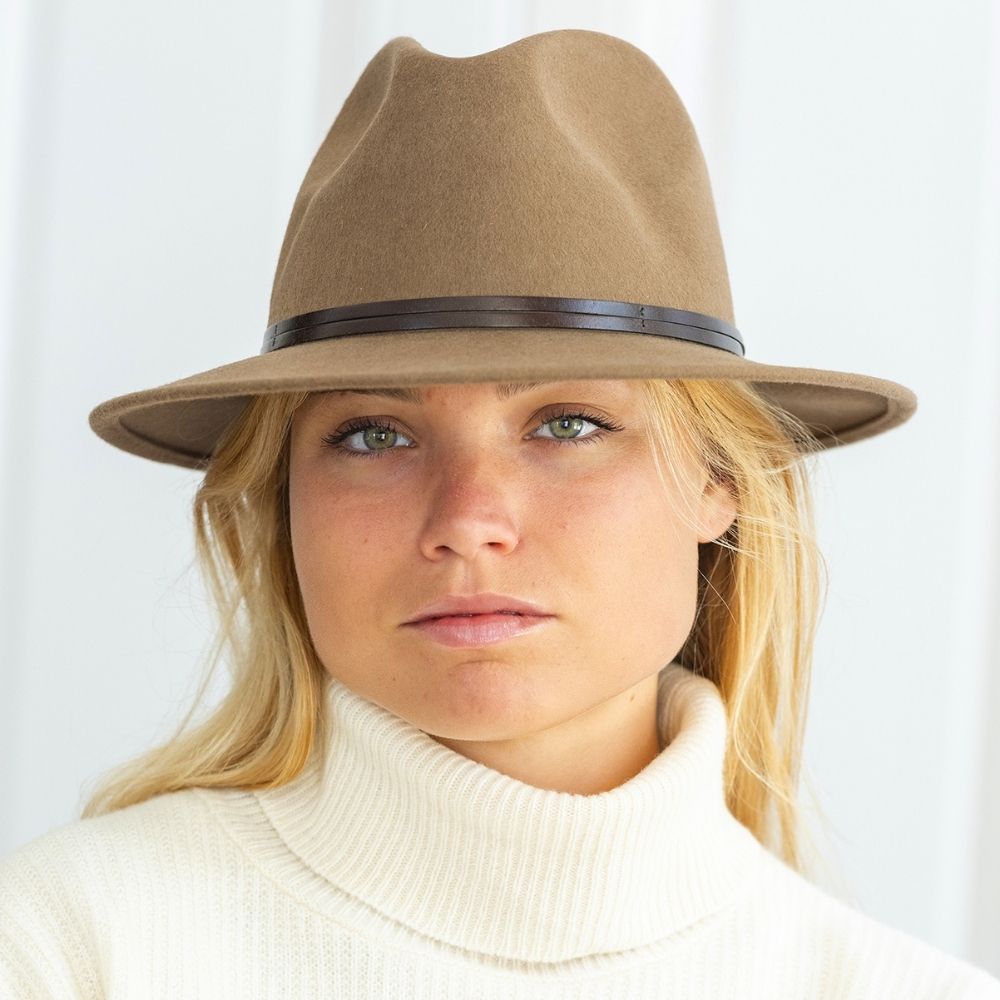 Kamel felt hatt med skinn stropp