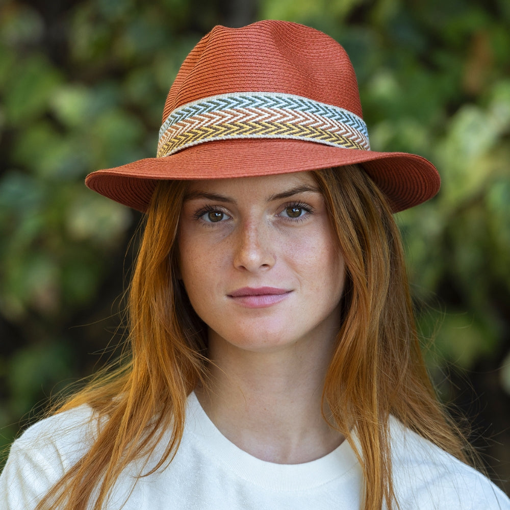Terrakotta hatt med bånd