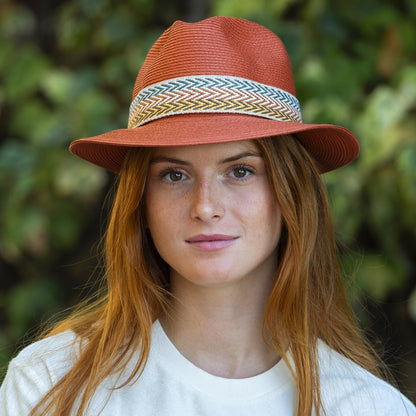 Terrakotta hatt med bånd
