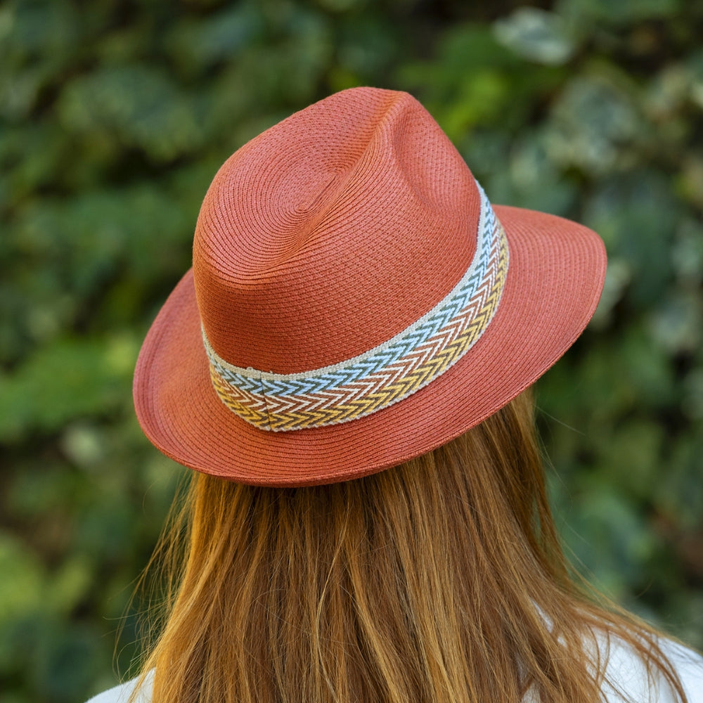 Terrakotta hatt med bånd