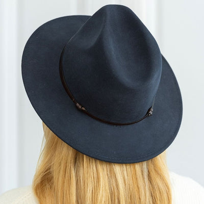 Navy felt hatt med skinn stropp