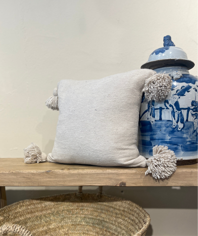 Beige putetrekk med dusker