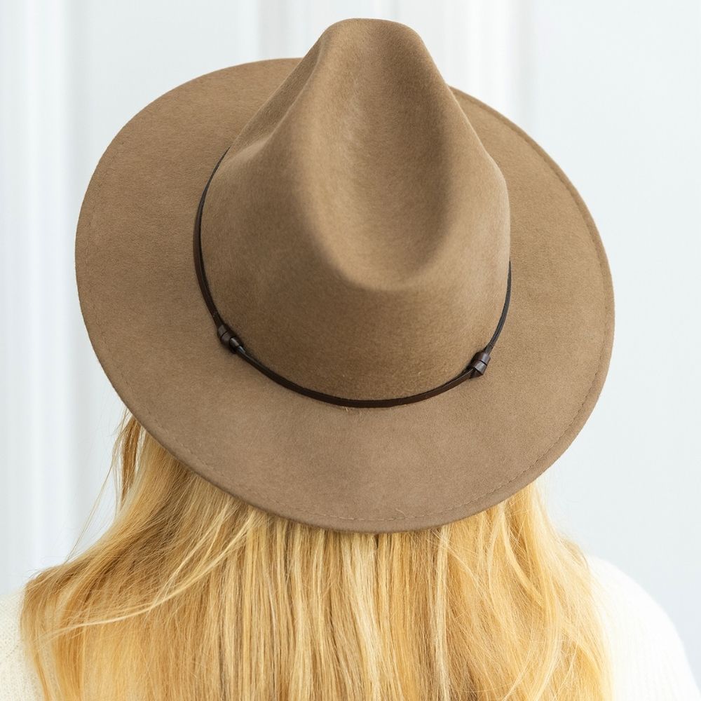 Kamel felt hatt med skinn stropp