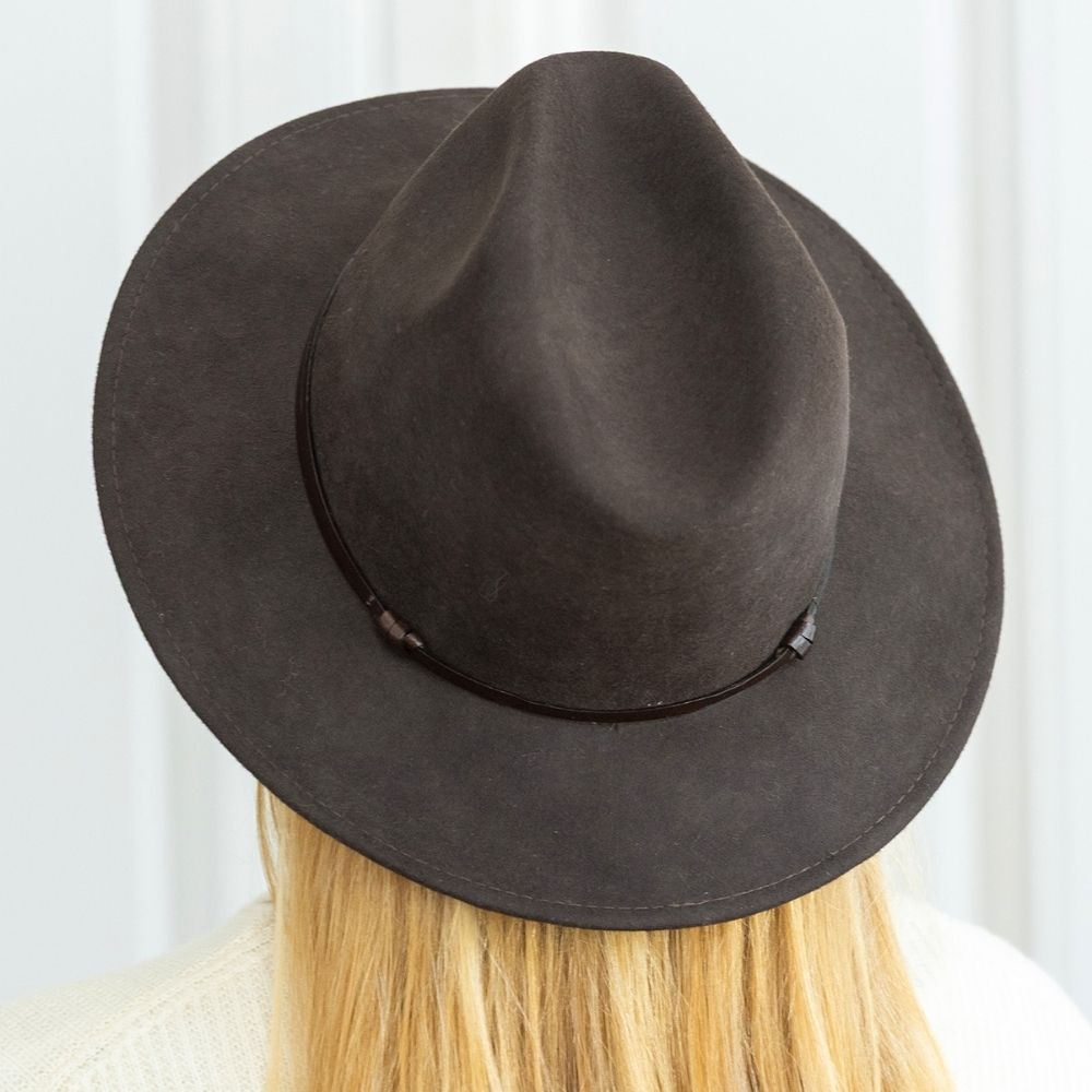 Sjokolade felt hatt med skinn stropp