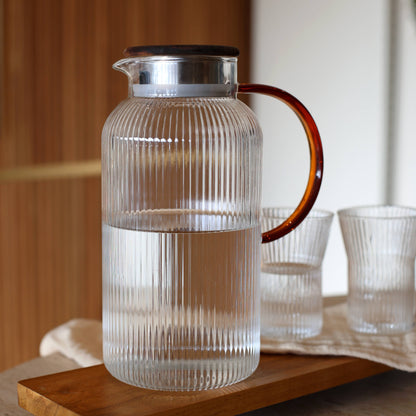 Glass karaffel med amber-farget håndtak