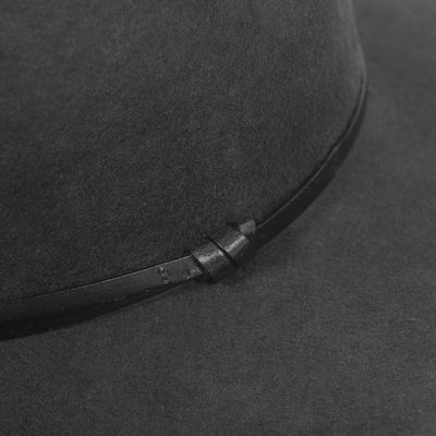 Sort felt hatt med skinn stropp