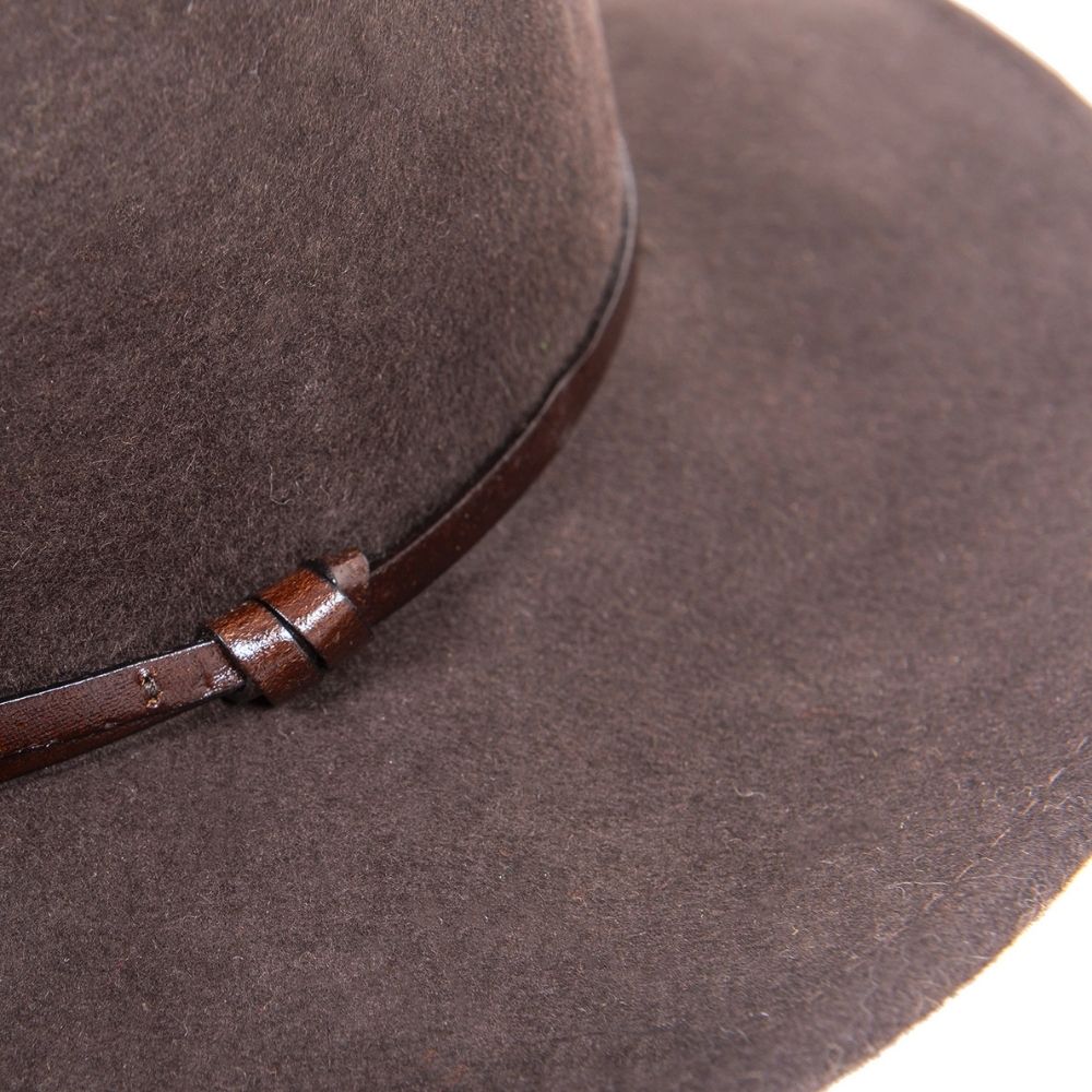 Sjokolade felt hatt med skinn stropp