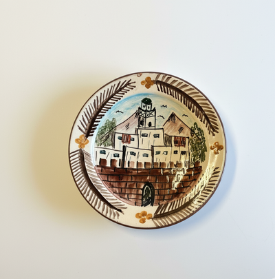 Fat med håndmalte byggninger