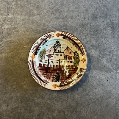 Fat med håndmalte byggninger