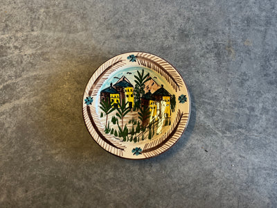 Fat med håndmalte byggninger