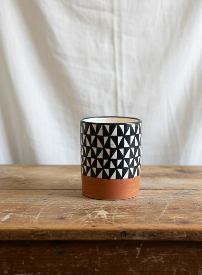 Geometrisk mønster vase med terrakotta bunn