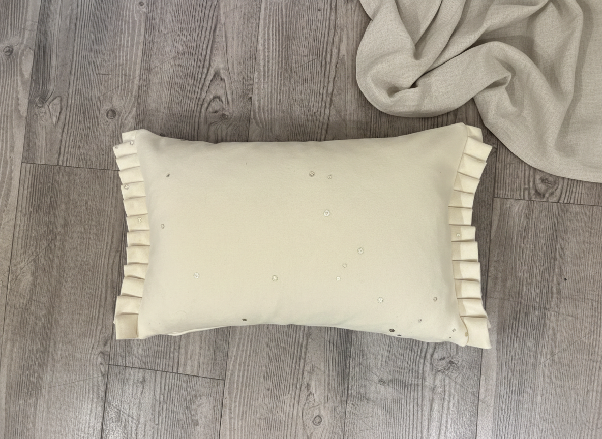 Hvitt putetrekk med sølvdekor - avlang